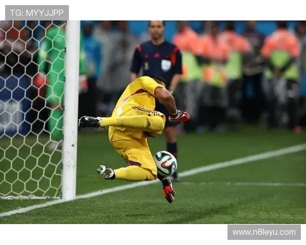 阿根廷门神马丁内斯再展关键扑救风采